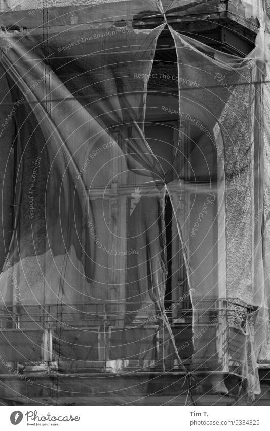 ein altes verhangenes Fenster in der Innenstadt Berlin s/w Ruine Schwarzweißfoto Architektur Tag Menschenleer Außenaufnahme Stadt Gebäude Bauwerk Stadtzentrum