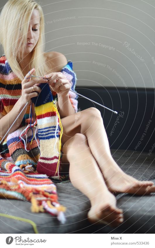 Schick in Strick Freizeit & Hobby Handarbeit stricken Sofa Bett Mensch feminin Junge Frau Jugendliche 1 18-30 Jahre Erwachsene Bekleidung Pullover Stoff Schal