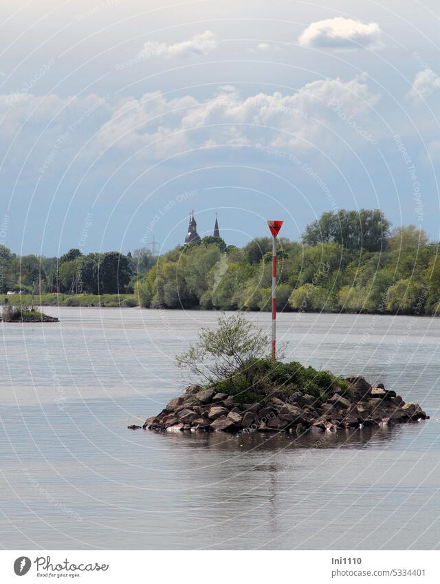 MainFux |Steininseln im Main im Hintergrund Türme des Klosters und der Basilika Seligenstadt Landschaft Fluß Wasser Mast rot weiß Dreieck Zeichen Schifffahrt