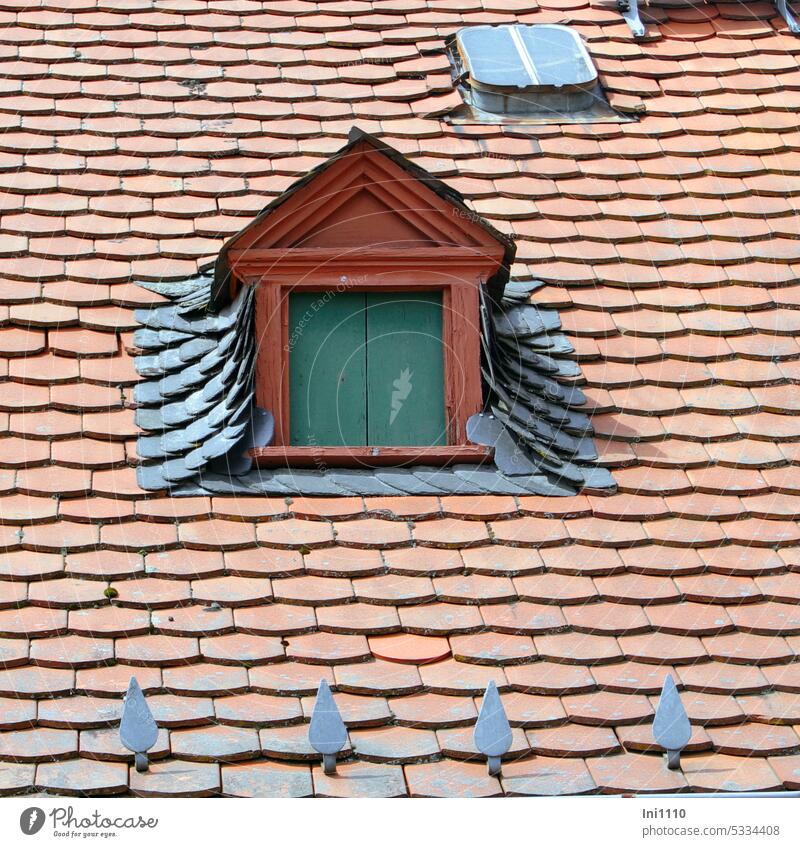 MainFux |Dachdeckerkunst Erker Holztür Holzausbau Hausdach Teiansicht Handwerk Schindeln Schindelformate Biberschwanzform Ton Verlegemuster Schiefer Dachfenster