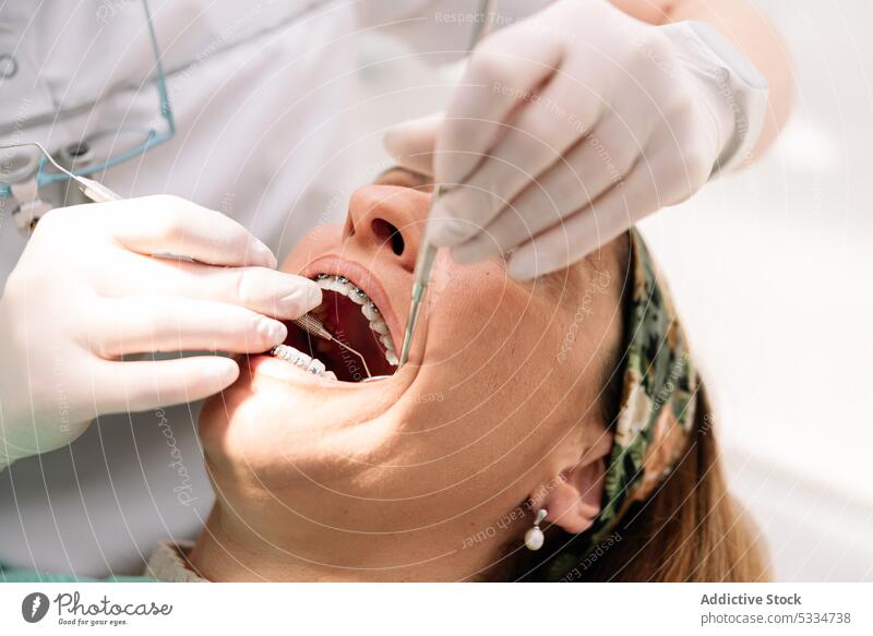 Crop-Zahnarzt bei der Behandlung der Zähne eines Patienten im Krankenhaus geduldig Klammer Werkzeug Leckerbissen mündlich dental Verfahren Zahnmedizin Ernennung