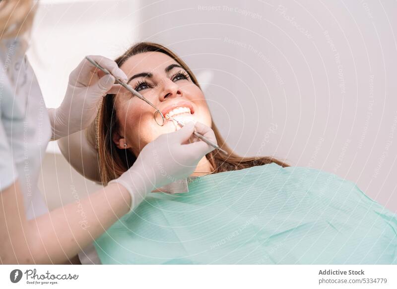 Zahnarzt bei der Behandlung der Zähne eines Patienten geduldig dental Leckerbissen Mund Arzt Verfahren Stomatologie Frau Gerät Instrument Werkzeug Klinik
