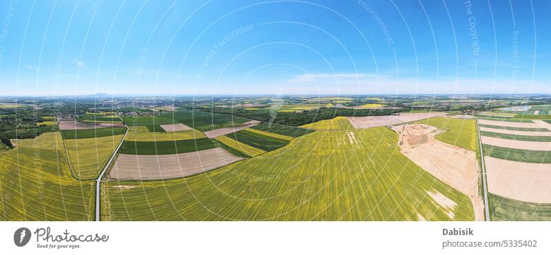 Luftaufnahme einer Landschaft mit landwirtschaftlichen Feldern Ackerland Antenne Ackerbau Panorama grün Tageslicht im Freien Wiese Gerste Sommer Europa schön