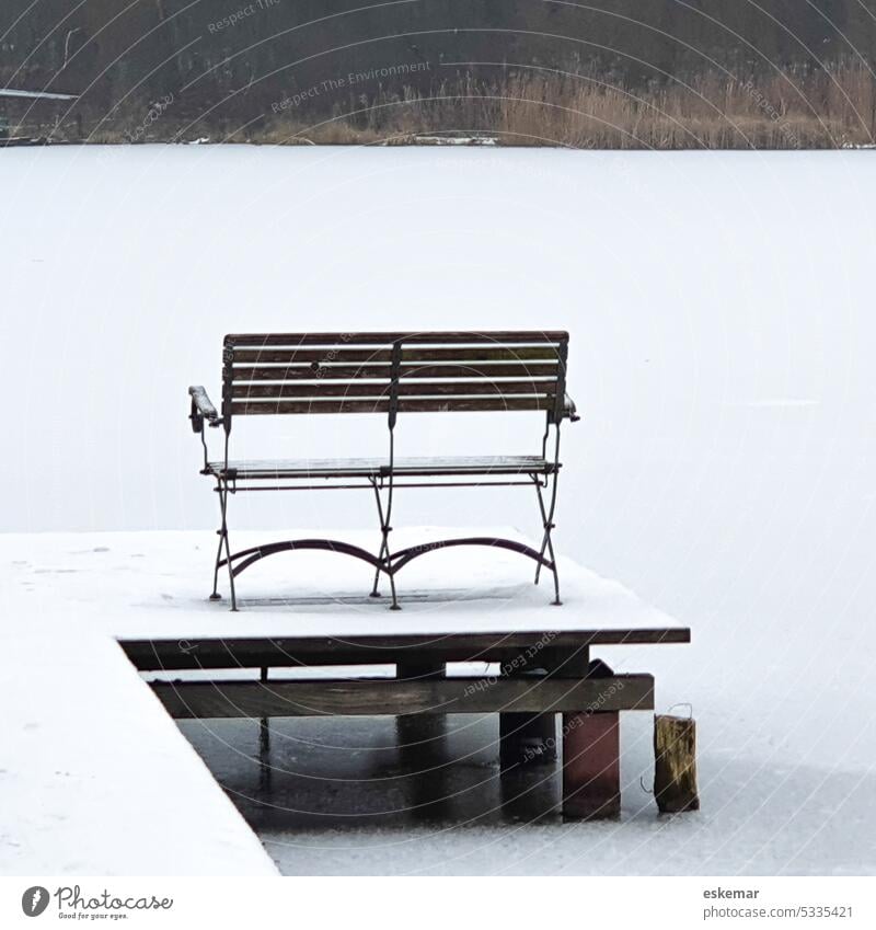 Bank auf einem Bootssteg an einem zugefrorenen See melancholie depression winterdepression winterblues symbolbild Gefühl niedergeschlagen niedergeschlagen sein