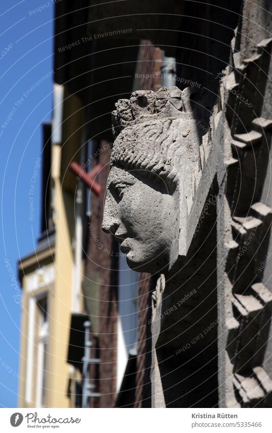 hauseingang mit frauenkopf profil stein gesicht portrait porträt tür türrahmen portal fassade gebäude wohnhaus architektur skulptur verzierung dekorativ