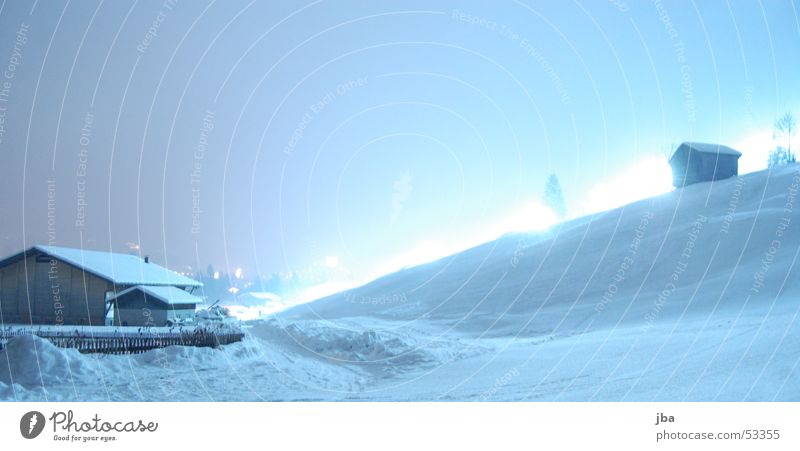 Nachts im Schnee #02 Neuschnee Pistenbeleuchtung Licht Scheune Berghang Baum Tanne Langzeitbelichtung Skipiste Beleuchtung Fahrstuhl