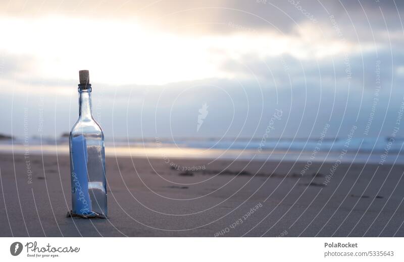 #A0# Flaschenpost Brief Kommunikation Flaschenhals Flaschenverschluss Flaschengeist Farbfoto Menschenleer Glas Nahaufnahme Post Insel Küste Strandgut