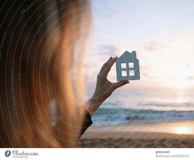 Holzfigur eines Hauses in weiblichen Händen Anwesen heimwärts Frau Konstruktion Hand Cottage Hintergrund Investition Model Hypothek Kauf Figur bauen Business