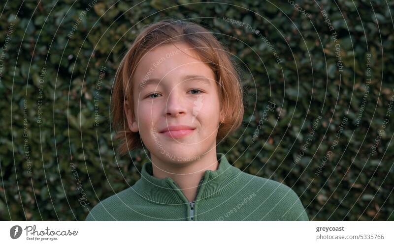 Porträt eines Teenagers mit langen Haaren Junge lange Haare Kinder gutaussehend 12 Jahre alt Jugend Mann Kaukasier jung selbstbewusst Frisur