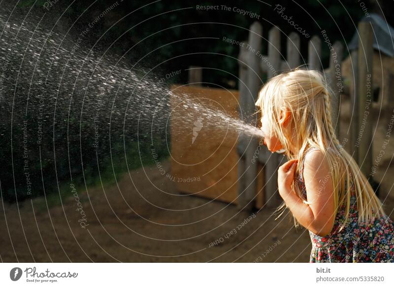 abgefahren l Mädchen spuckt Wasser... Kind Kindheit nass Mensch Sommer Wassertropfen Brunnen spaßig frisch Erfrischung Tropfen Wasserstrahl spritzen