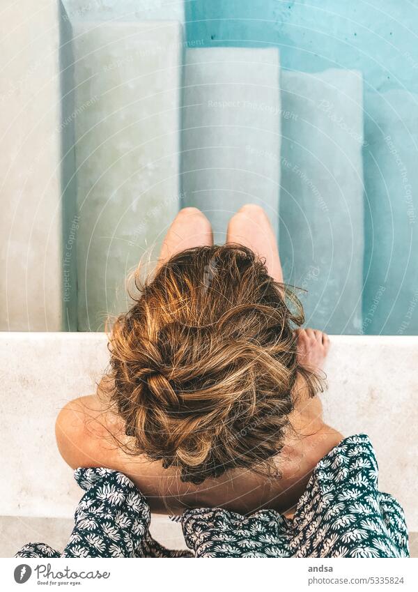Frau, die bei einer Treppen in einem Pool sitzt sitzen von oben Swimmingpool Stein Kunst Stil ästhetisch Komposition Wasser Sommer Ferien & Urlaub & Reisen