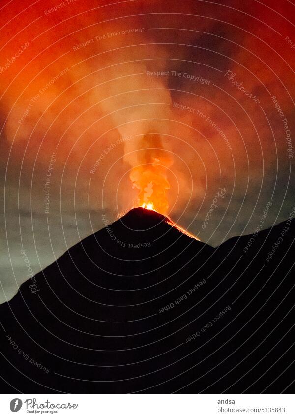 Feuerspeiender Vulkan in der Nacht ausbruch Vulkanausbruch Krater feuerspeiender Vulkan Vulkankegel Vulkankrater Berge u. Gebirge Natur Lava heiß Rauch dunkel