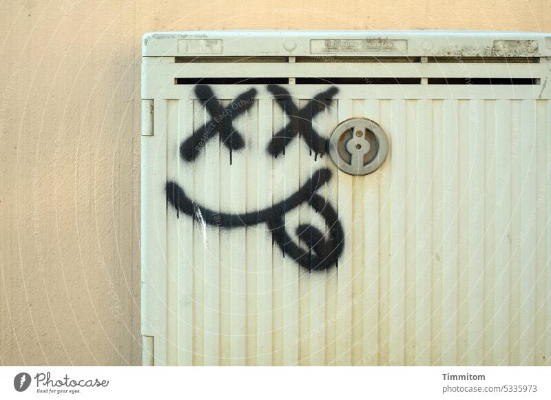 Phhhhh! Graffiti Gesicht Zunge Lächeln Kasten Linien Fassade Wand Straßenkunst Menschenleer