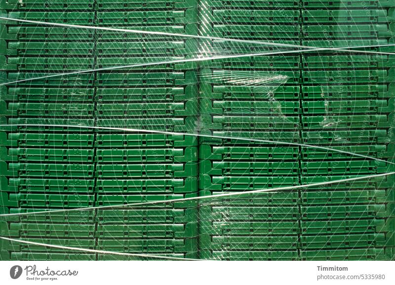 Grüne Klappboxen in Folie Kunststoff Verpackung Behältnisse Klarsichtfolie Falten Lich Stapel stapelweise Kunststoffverpackung Plastik Farbfoto Menschenleer