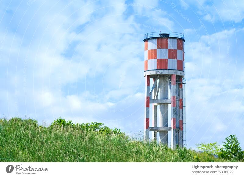 Blick auf den Wasserturm im Wiley Park, Bayerisch-Schwaben, Neu-Ulm, Deutschland. Wasserturm - Speichertank Turm Industrie im Freien blau hoch