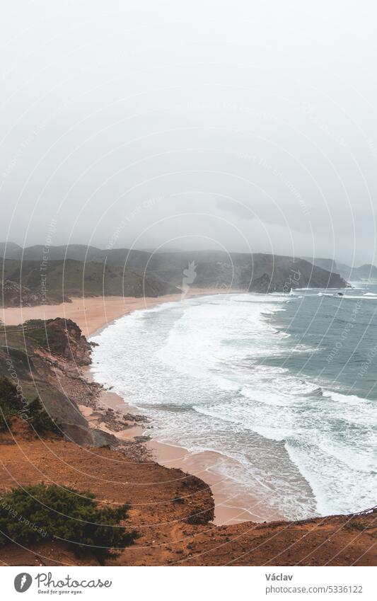 Portugals Westküste mit felsigen Klippen und Sandstränden in der Region Odemira. An regnerischen Tagen auf dem Fischerpfad wandern platschen stürmisch Wetter