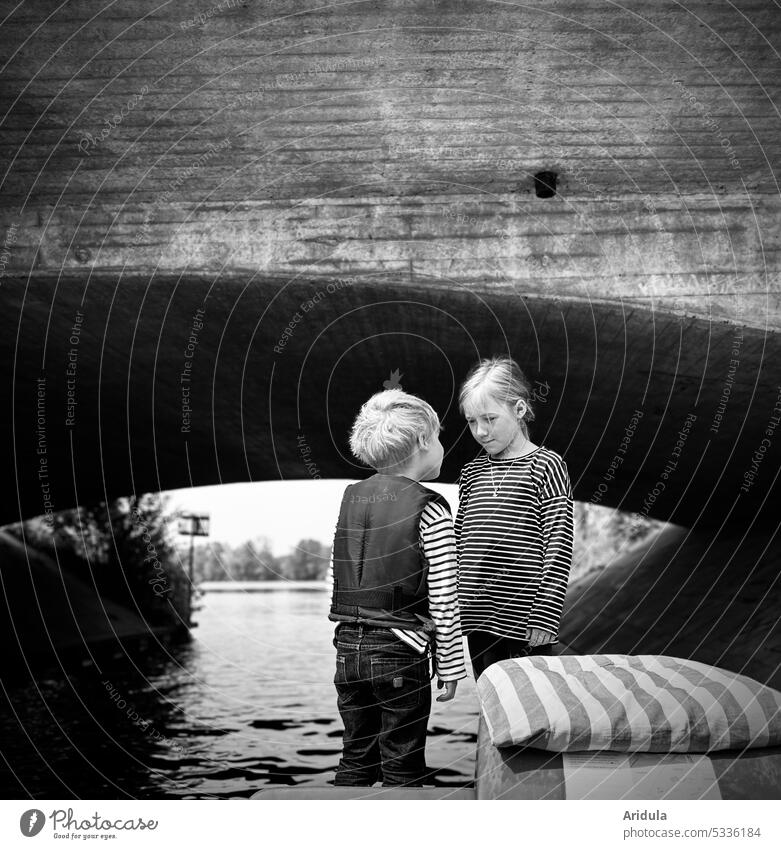 Gegenüberstellung | Der Konflikt Kinder Kindheit Geschwister Boot Tretboot Wasser Brücke Beton Betonbrücke Durchgang Ausflug Freizeit & Hobby