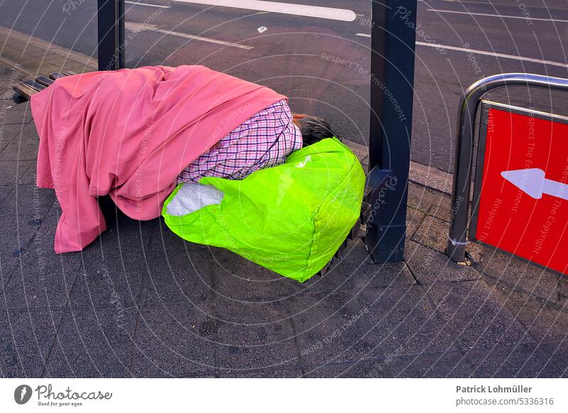 Im Freien armut obdachlos wohnungslos gesellschaft ungarn budapest stadt städtisch platte Hauptstadt Stadtzentrum schlafen Farbfoto europa verantwortung mann
