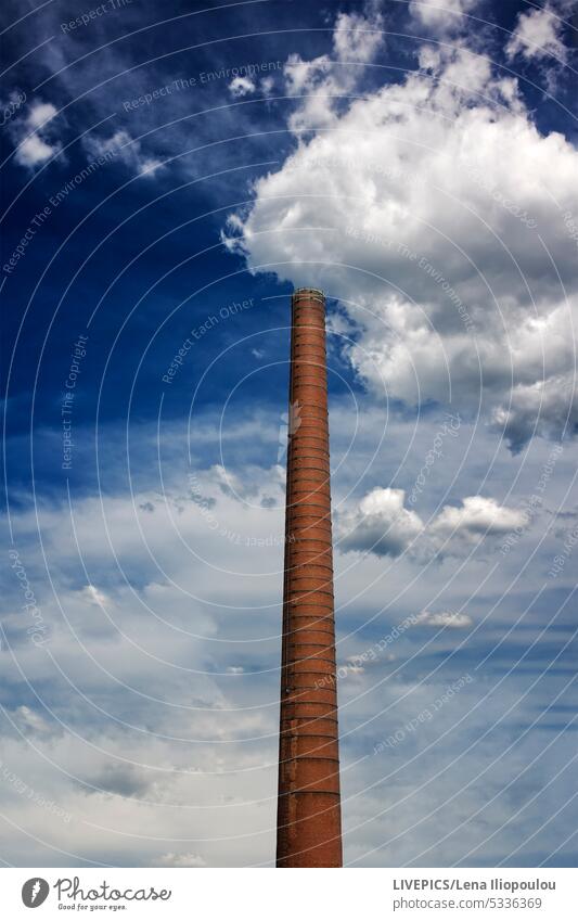 Blick auf einen alten hohen Schornstein vor blauem Wolkenhimmel antik Architektur Künstliche Intelligenz. Himmel Hintergründe Baustein braune Farbe Gebäude
