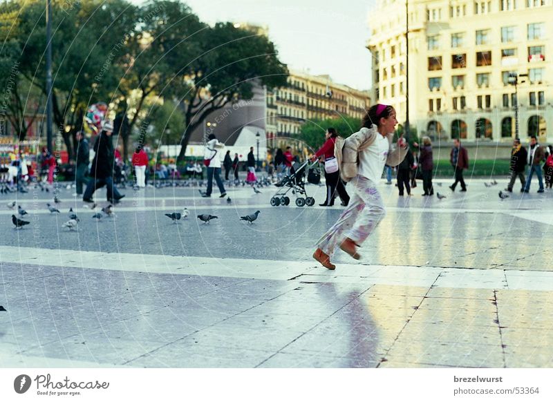 Lauf Mädchen! Taube Platz Plaza Barcelona Geschwindigkeit Fußgänger Fußgängerzone Park Kind Vogel laufen Katalonien Mensch rennen
