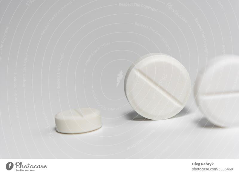 Weiße Pillen in Großaufnahme auf hellem Hintergrund. Medikament Medizin Tablette Pharma Nahaufnahme medizinisch Apotheke Behandlung Gesundheit weiß Vitamin