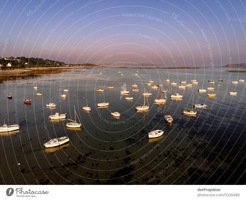 Blick auf Segel- und Motorboote mit vorgelagerten Inseln in der Bretagne III Totale Vogelperspektive Starke Tiefenschärfe Kontrast Schatten Licht