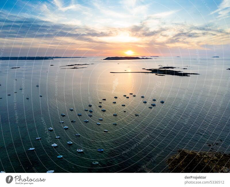 Blick auf Segel- und Motorboote mit vorgelagerten Inseln in der Bretagne II Totale Vogelperspektive Starke Tiefenschärfe Kontrast Schatten Licht