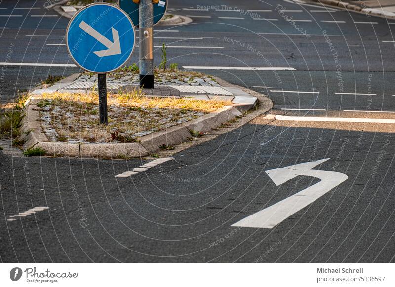 Zwei Richtungen Pfeile links rechts hin und her richtungsweisend Richtungswechsel Verkehr Orientierung Wegweiser Schilder & Markierungen Hinweis Zeichen