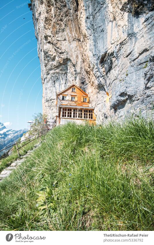 Haus im Fels gebaut Felsen Schweiz Appenzellerland äscher Stein wandern beliebt touristisch Außenaufnahme Tourismus Berge u. Gebirge Farbfoto schweiz alpstein