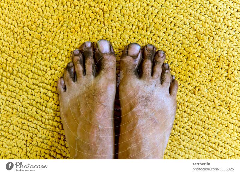 Ziemlich dreckige Füße bad barfuß füße körper körperteil nackt schmutzig standfest standfestigkeit stehen teppich bettvorleger textil abtreter baumwolle zehen