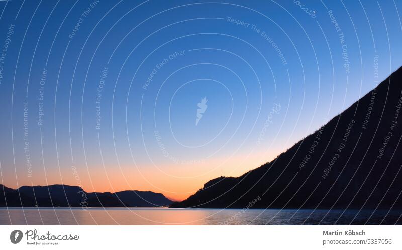 Fjord mit Blick auf Berge und Fjordlandschaft in Norwegen. Landschaftsaufnahme Sonnenuntergang Berge u. Gebirge Erholung Natur Wildnis Panorama romantisch
