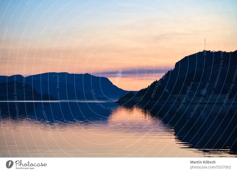 Fjord mit Blick auf Berge und Fjordlandschaft in Norwegen. Landschaftsaufnahme Sonnenuntergang Berge u. Gebirge Erholung Natur Wildnis Panorama romantisch