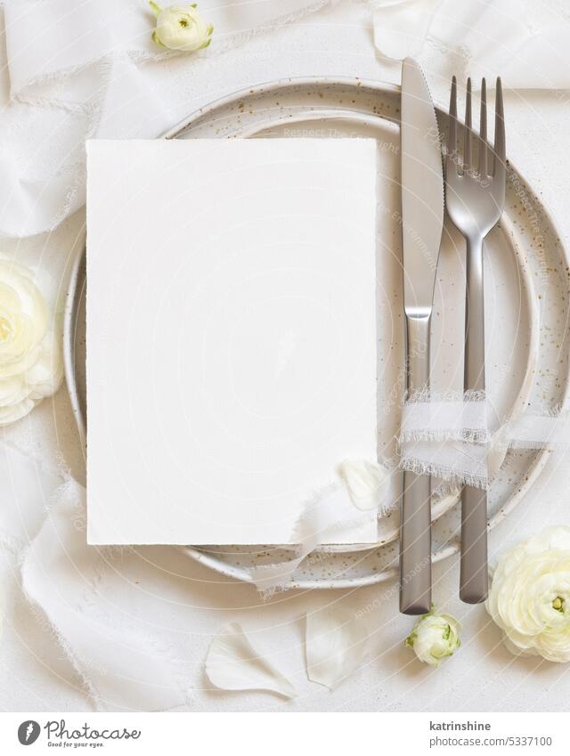 Hochzeitstisch mit Karte in der Nähe von Creme Rosen und weißen Seidenbändern Draufsicht, Mockup Attrappe Postkarte Blumen romantisch Sahne Kuvert
