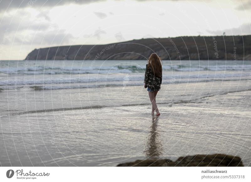 Junge Frau Spaziert am Strand Horizont Seeküste Wolkenlandschaft Expedition Land steigend Erosion Landschaft Freiheit Wildnis laufen Glückseligkeit Reiseziele