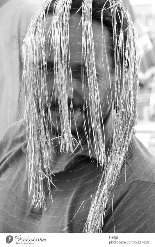 Mainfux-UT | fast inkognito ... mit Lametta-Frisur Mensch Mann Porträt Haarschmuck versteckt Erwachsene Haare & Frisuren Kopf Außenaufnahme Spaß Vergnügen
