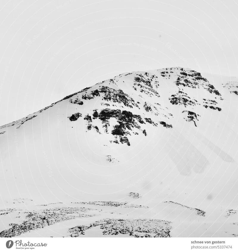 Schnee und Berge in iceland II Island Außenaufnahme Natur Landschaft Berge u. Gebirge Wasser Umwelt Tag Menschenleer Felsen Urelemente wild Stimmung Klima kalt