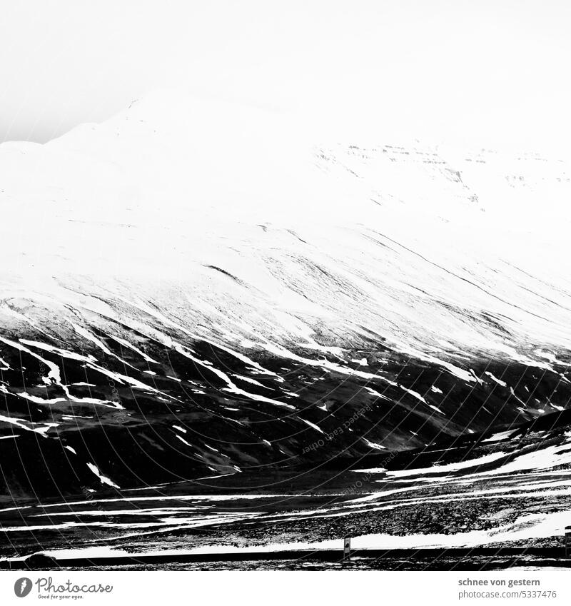 Schnee und Berge in iceland Island Außenaufnahme Natur Landschaft Berge u. Gebirge Wasser Umwelt Tag Menschenleer Felsen Urelemente wild Stimmung Klima kalt