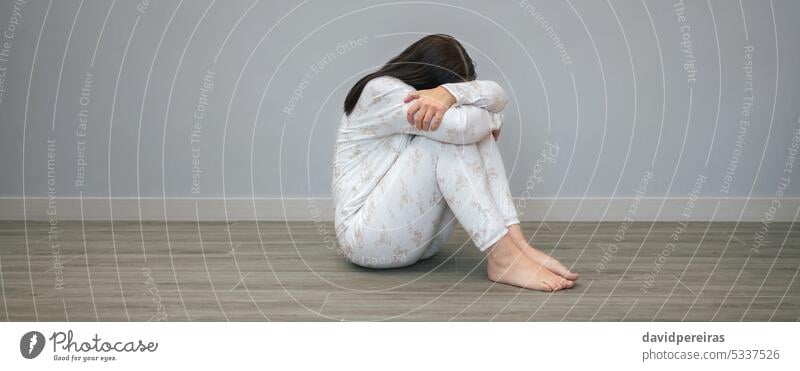 Frau mit psychischer Störung und Selbstmordgedanken weint unkenntlich mental Gesundheit Erkrankung verzweifelt selbstmörderisch Gedanken Weinen Sitzen Stock