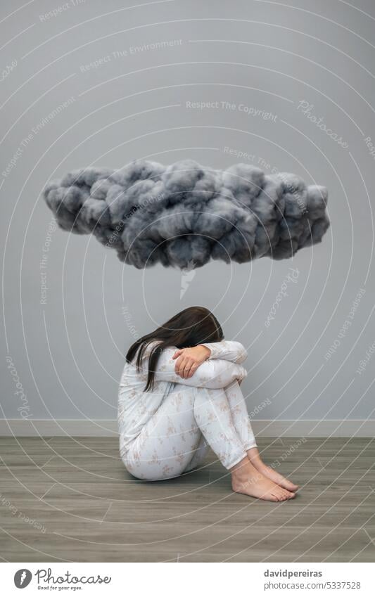 Frau mit psychischer Störung und Selbstmordgedanken weint unter einer dunklen Gewitterwolke unkenntlich selbstmörderisch Gedanken mental Gesundheit Erkrankung