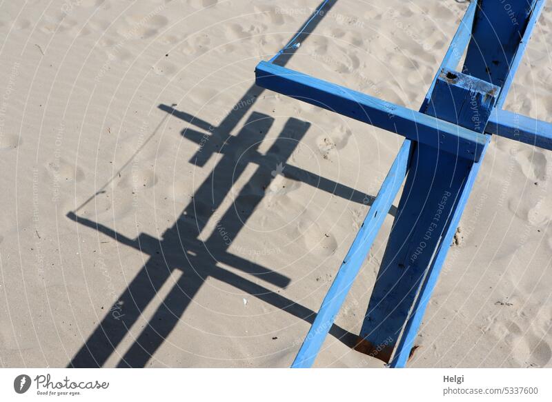 Holzgestell mit Schatten im Sand Gestell Strand Licht Schattenwurf Kontrast Strukturen & Formen Sonnenlicht Muster Außenaufnahme abstrakt Menschenleer Farbfoto