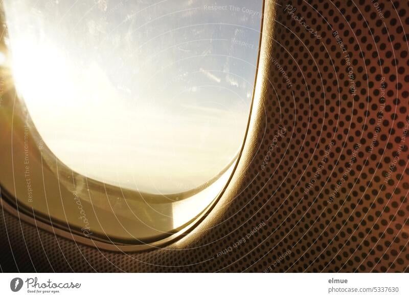 Blick aus einem Flugzeugfenster gegen die Sonne fliegen Fernweh Fensterplatz Blog Ferien & Urlaub & Reisen Flugzeugausblick im Flugzeug Luftverkehr
