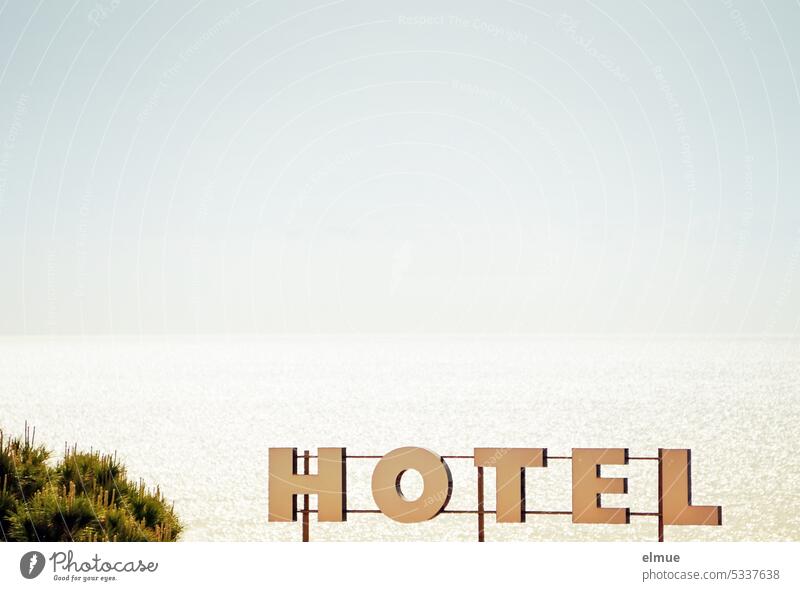 H O T E L  steht in großen Buchstaben vor Meer und Himmel Hotel Strandnähe Übernachtung Buchung Mittelmeer Bleibe Blog Übernachtungsmöglichkeit wohnen