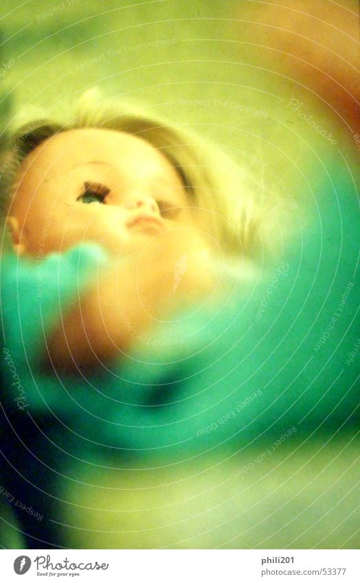 Puppe. Neonlicht grün blond Schmollmund Kind Frau Spielzeug türkis Blick Perspektive