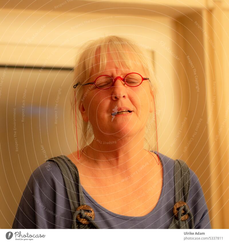 Mainfux | Herzerwärmende einfühlsame Gesangsstunde mit Willma ;-) natürlich rote brille Frau Mensch Seniorin Porträt Gesicht Brille Innenaufnahme graues Haar