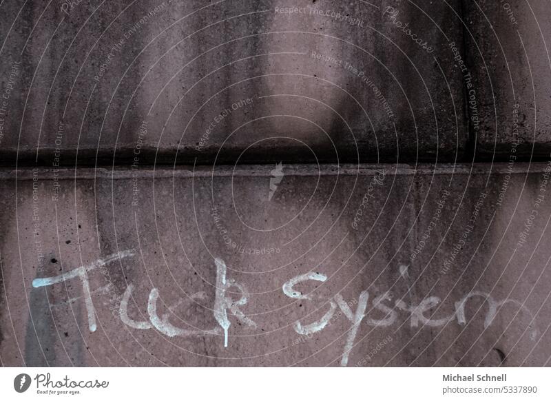 Schriftzug "Fuck System" an einer Betonwand fuck Wut Ärger Aggression Frustration Gefühle gereizt Konflikt & Streit Feindseligkeit rebellisch Stimmung