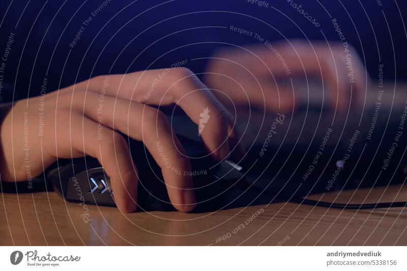 Nahaufnahme von Mann Gamer Hände mit Computer-Maus spielt Videospiel in der Nacht. Männliche Hacker bricht in System, Codierung oder Datenanalyse Programmierer, Entwickler oder Mitarbeiter auf tech für Software-Code