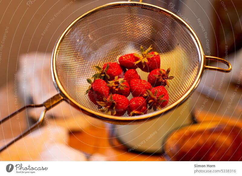 Erdbeeren in einem Sieb Küche Garten Ertrag Selbstversorgung anbauen frisch rot lecker reif saftig Ernte ernten Lebensmittel Sommer Ernährung backen süß