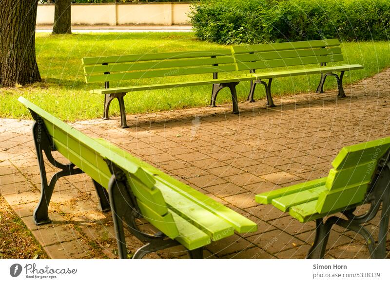 Sitzbänke in  an die Umgebung angepassten Farben Anpassung grün Konferenz Treffpunkt Tarnung Park Parkanlage Erholung Pause Schatten Baumschatten seriell