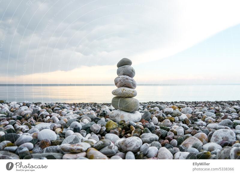 Alles in Balance Ruhe Meditation Entspannung Erholung Steinmännchen Strand Gleichgewicht Steinturm Steine Kiesel Turm Natur Meer ruhig Wasser harmonisch