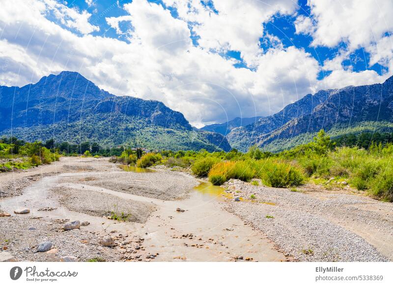 Taurus in der Nähe von Kemer. Gebirge in der Türkei mit ausgetrocknetem Flussbett im Vordergrund. Taurusgebirge Berge Berge u. Gebirge Natur Landschaft